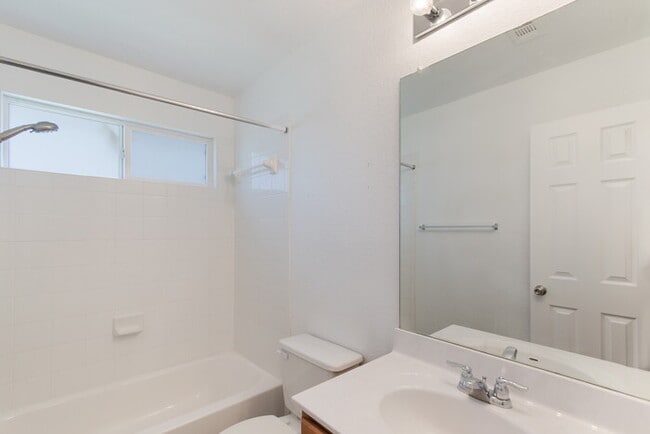 Building Photo - Beautiful 3 BR/2 bath home in Avery Park ready for immediate move in!