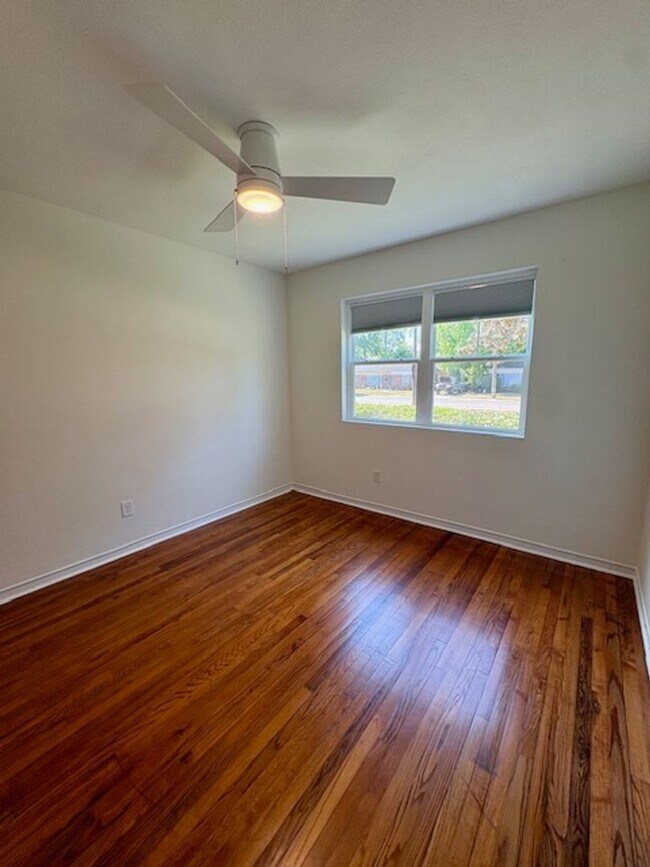 Building Photo - Fully Renovated Three Bedroom Condo in South Windermere - Off the Greenway!