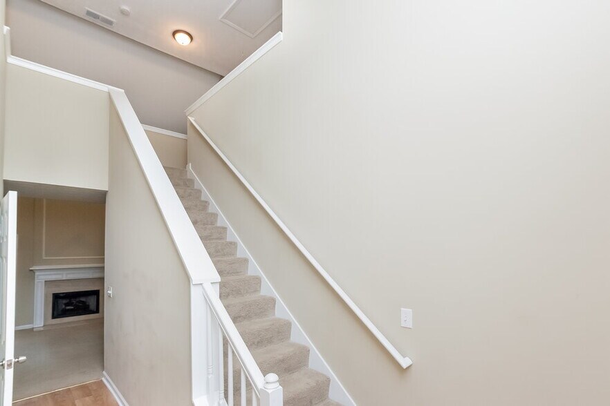 Building Photo - 384 Jasmine Dr