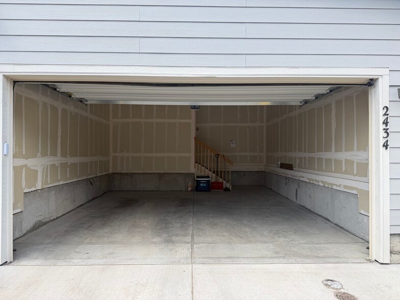 Attached 2-Car Garage - 2434 Vanhoutte Vw