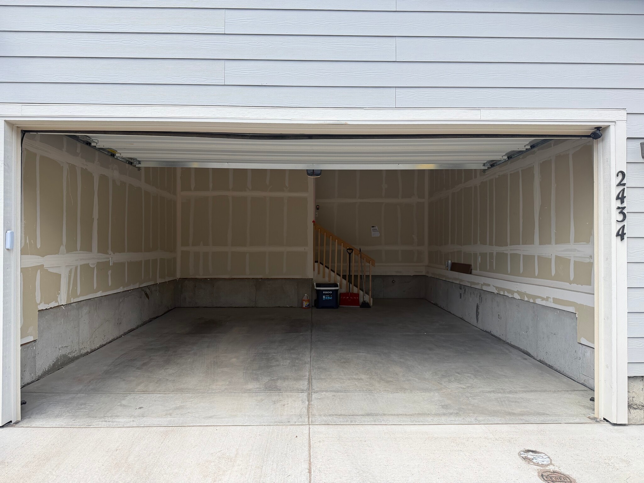 Attached 2-Car Garage - 2434 Vanhoutte Vw