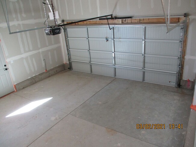 Building Photo - 4 Bed, 2.5 Bath - 2 Story Home in Windsor'...