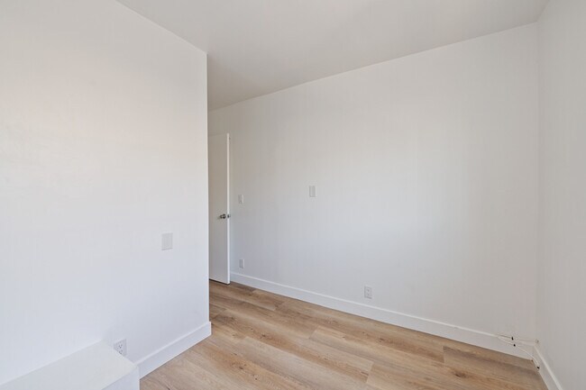 Building Photo - 1008 N Stanley-6