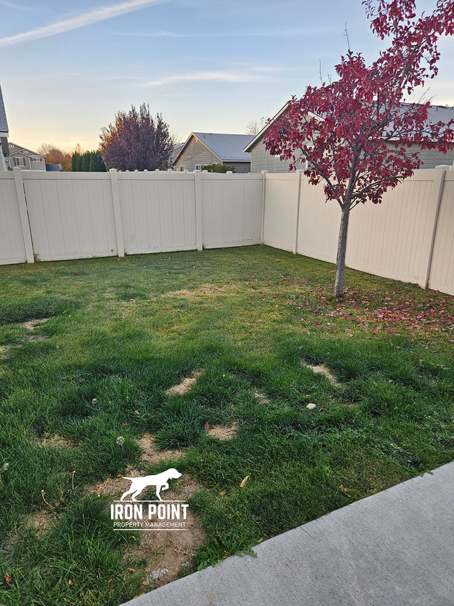 Building Photo - *$500 off your first months rent!* Move-in Ready Home w/new paint & flooring throughout, 2 car ga...