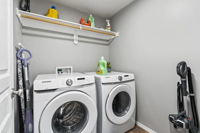 Building Photo - 2023 E Elm Grove Dr