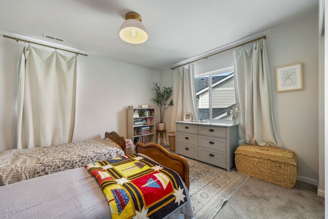 Building Photo - Spacious & Stylish 4-Bedroom A/C Townhome!