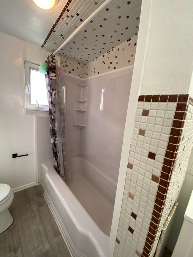 Building Photo - NEWLY RENOVATED 2 BEDROOM IN THE HEART OF ...