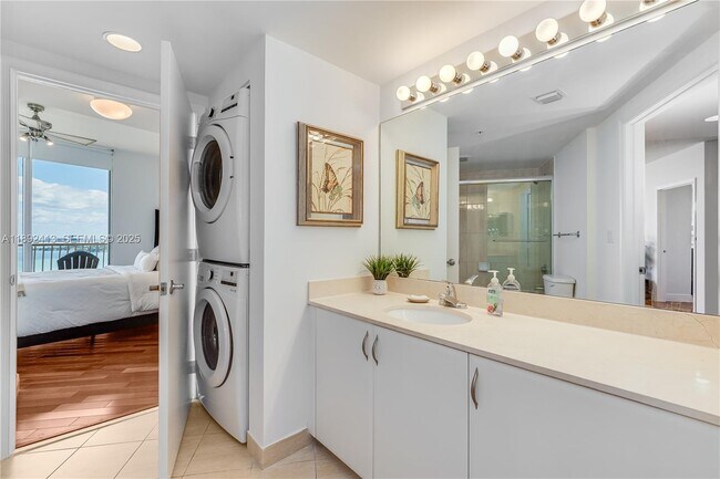 Building Photo - 1750 N Bayshore Dr