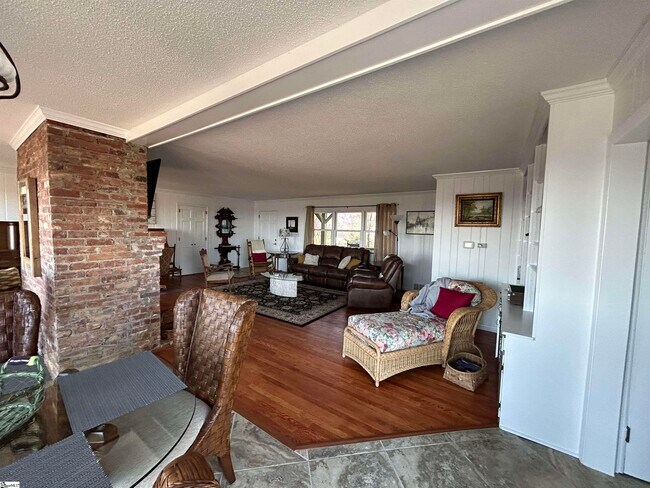 Building Photo - 1671 Hogback Mountain Rd