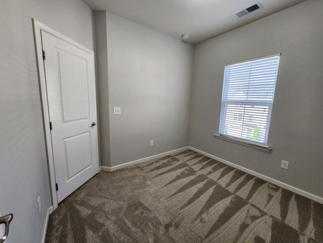 Building Photo - 4 Bedroom Cary Townhome! Great Location, N...