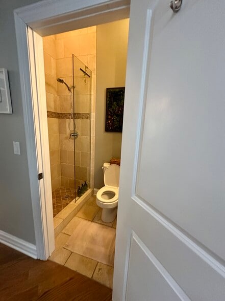 Hall bathroom - 2651 W Haddon Ave