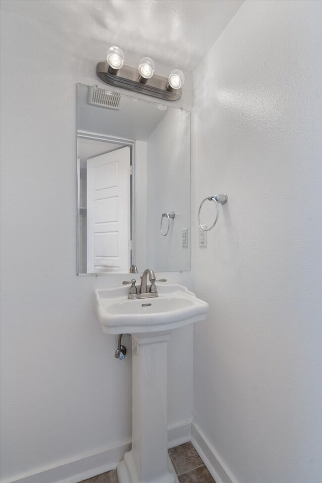 Building Photo - 6211 Manor Rd