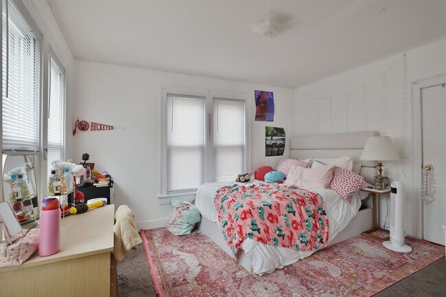 Building Photo - 4-5 BR HOUSE on Frambes close to High St / Short term lease available