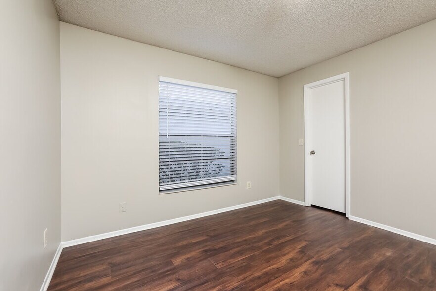 Building Photo - 806 E Charing Cross Cir