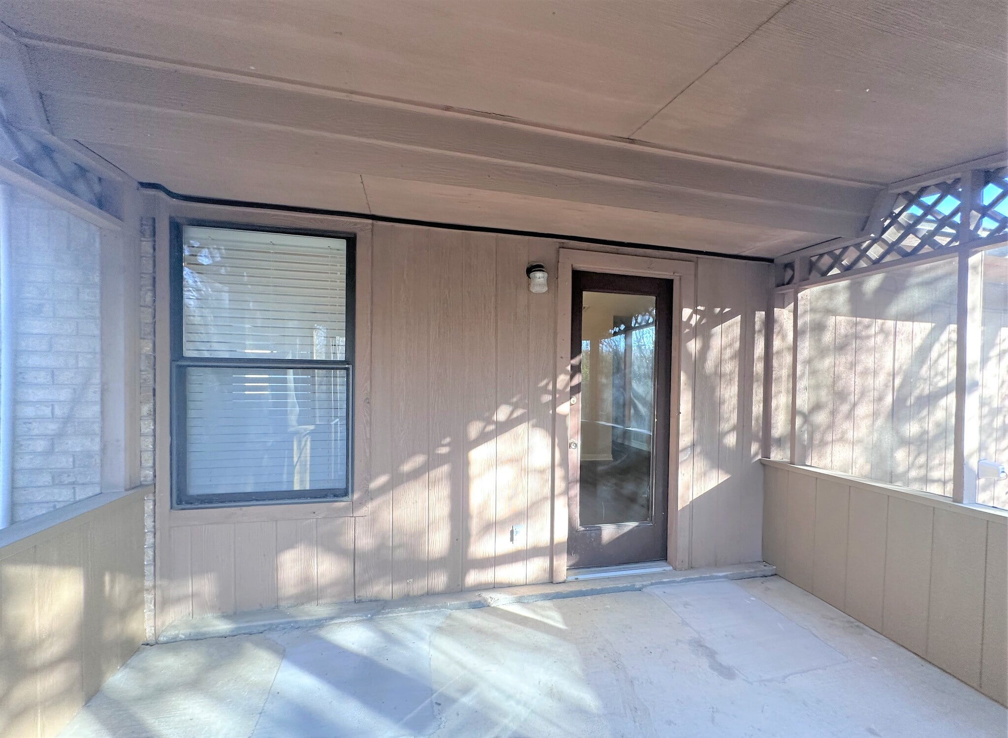 Building Photo - 2204 Phyllis Dr
