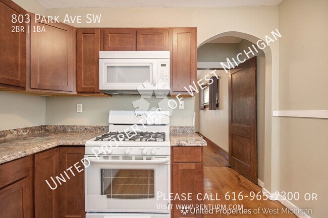 Building Photo - 803 Park St SW
