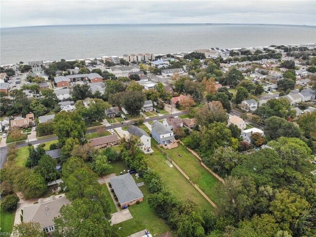 Building Photo - 1859 Parkview Ave