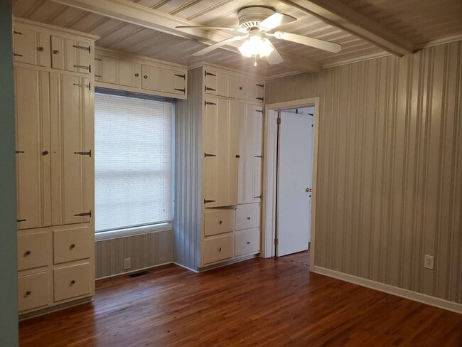 Building Photo - Great older home in Gastonia near Westfield Mall and Hospital