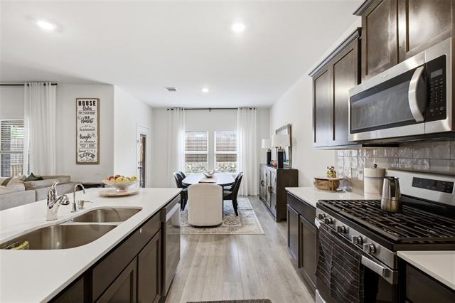 Building Photo - 807 Cormorant St