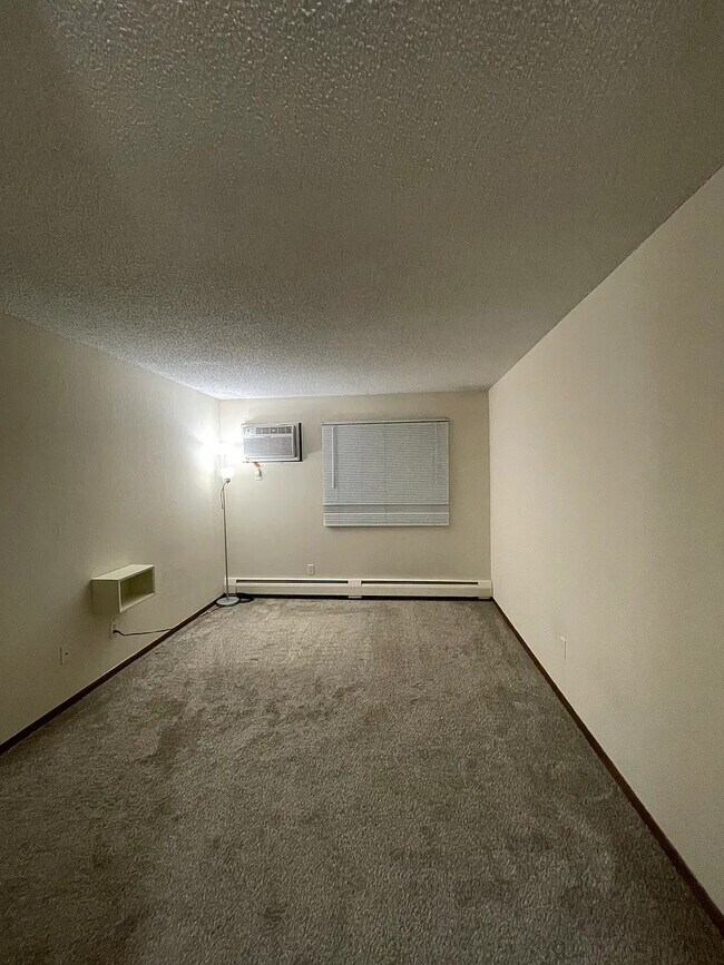 Building Photo - 3440 Golfview Dr