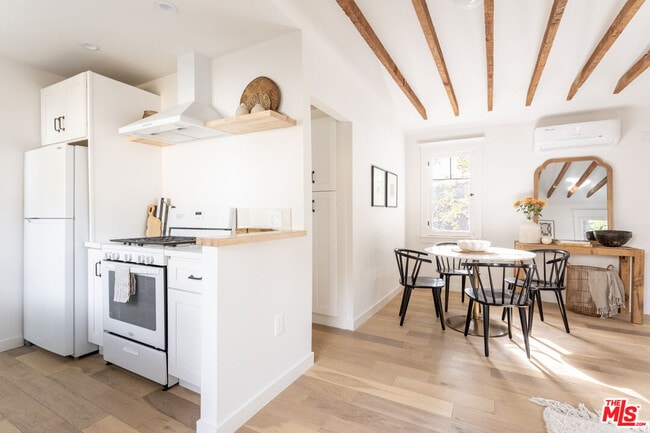 Building Photo - 372 N Ave 53