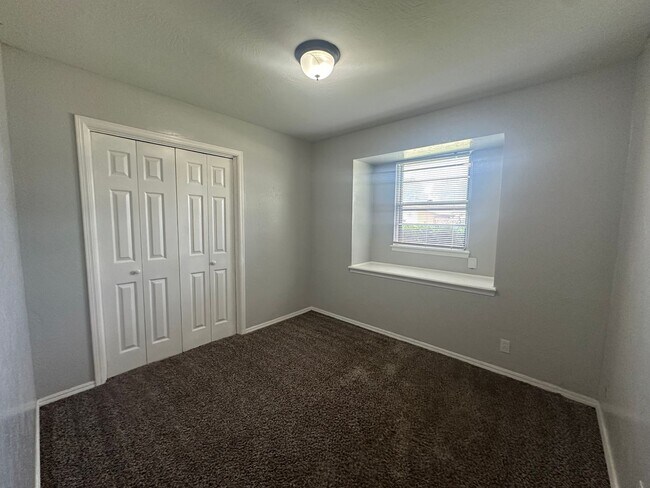 Building Photo - 4844 Woodview Dr