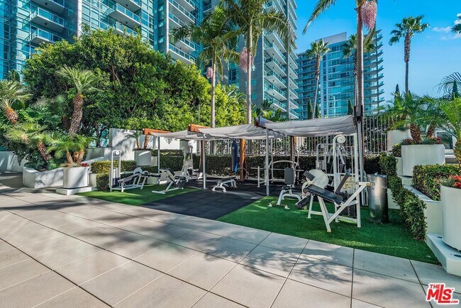 Building Photo - 13700 Marina Pointe Dr