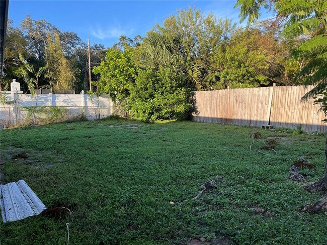 Building Photo - 1721 Eaton Dr