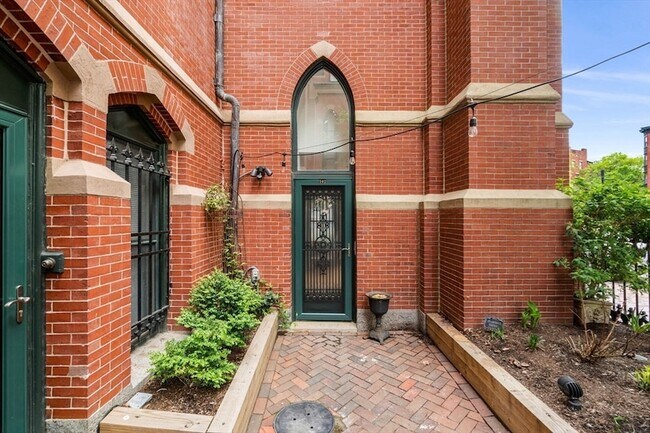 Building Photo - 2 Clarendon St