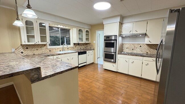 Building Photo - 402 Maridale Dr