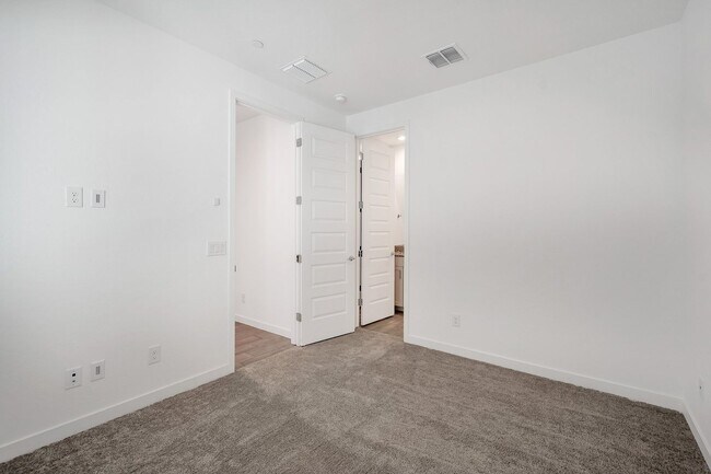 Building Photo - Like Brand New Luxurious Modern 3 Bedroom ...