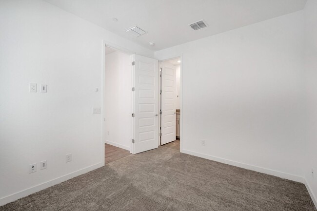 Building Photo - Like New Luxurious Modern 3 Bedroom 2 Bath...
