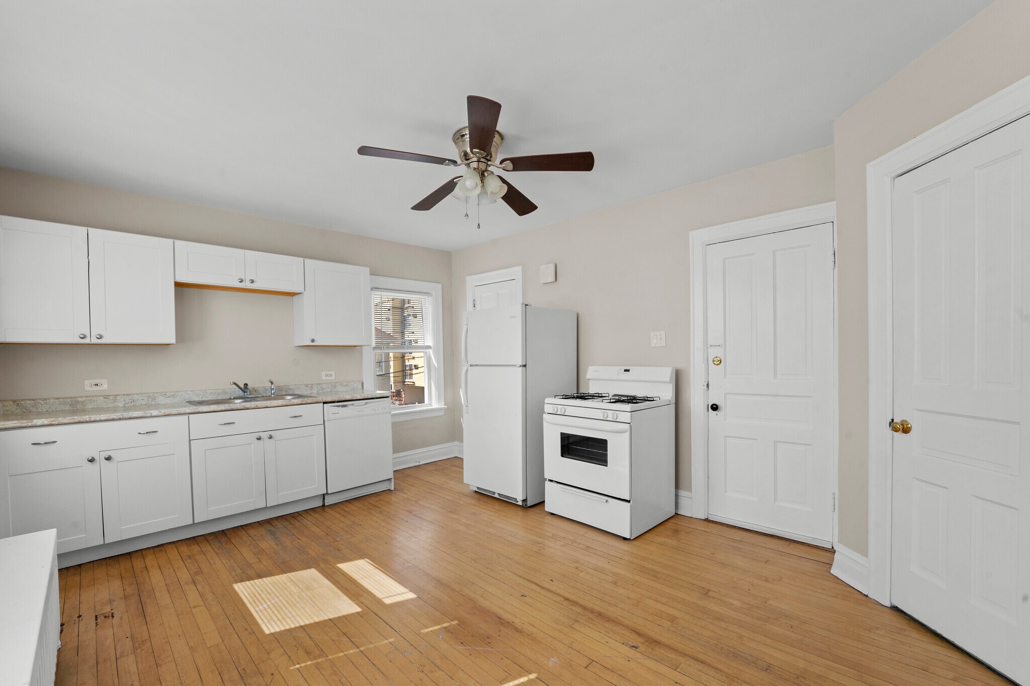 Building Photo - 331 Des Plaines Ave