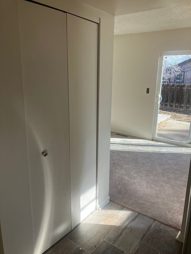 Building Photo - Pleasant Gunbarrel home 3/2.5/2 car