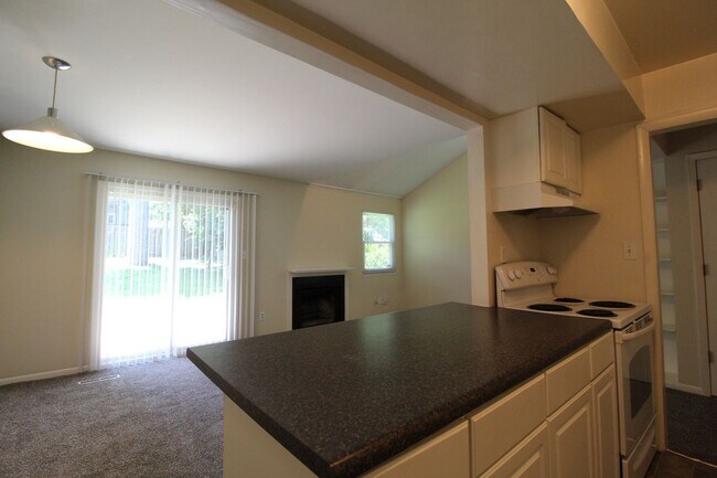 Building Photo - 2 Bedroom 1 Bath Duplex in the Westport Area
