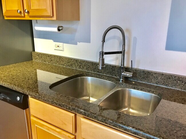 Building Photo - 500 S Clinton St