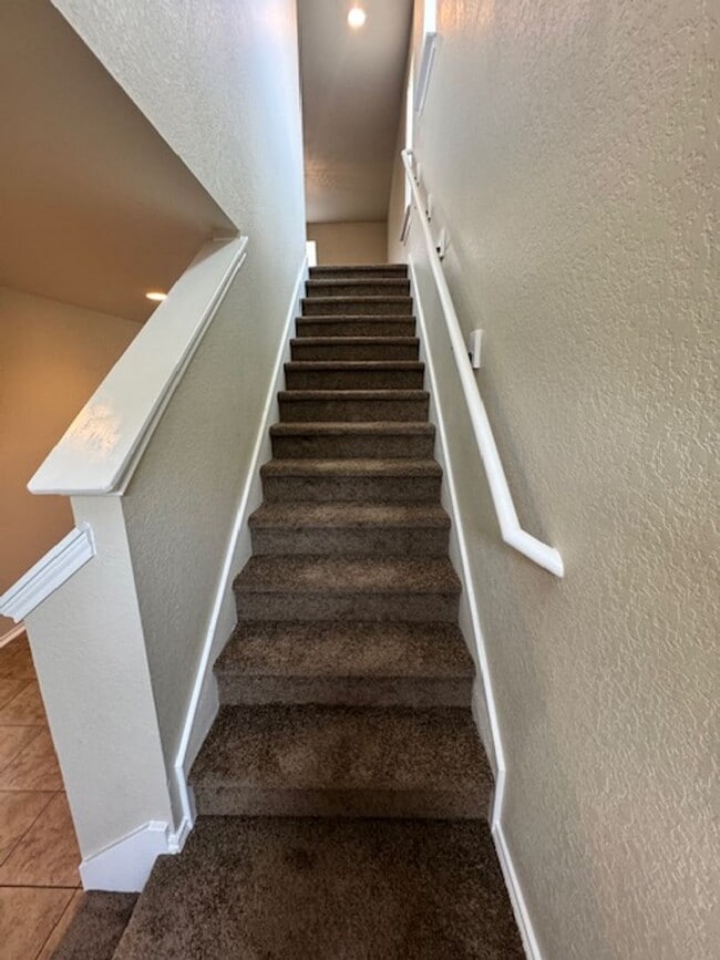 Building Photo - Ready for Move In! Spacious 4 bedroom 3 ba...