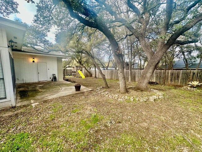 Building Photo - July Move-In Special - Fabulous 4/2 single...