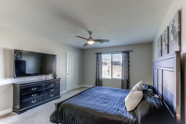 Building Photo - Welcome to this charming 3 bedroom, 2 bath...