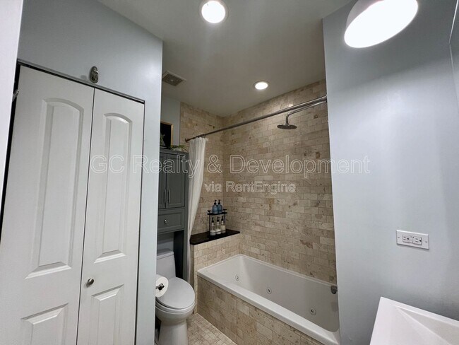 Building Photo - 2702 W Cortland St