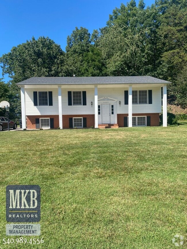 Building Photo - 4 Bedrooms, 2.5 Baths, Split Foyer, Locate...