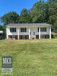 Building Photo - 4 Bedrooms, 2.5 Baths, Split Foyer, Locate...