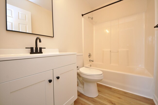 Building Photo - Beautiful Renovated 3 Bedroom 3 Bathroom i...