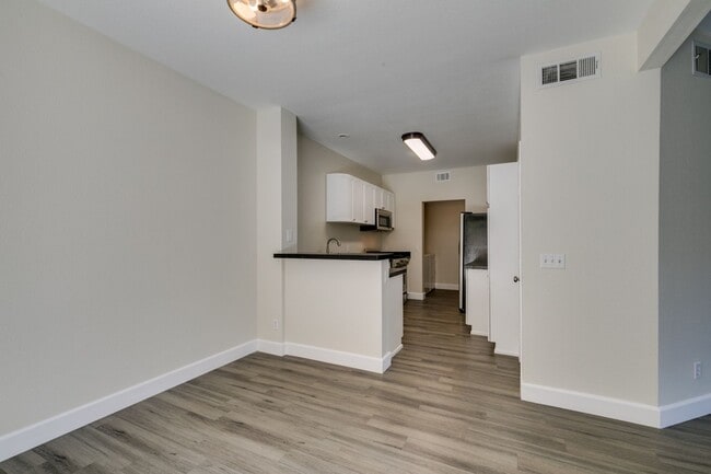 Building Photo - Amazing !! 2 Bedroom 2.5 Bathroom Townhous...