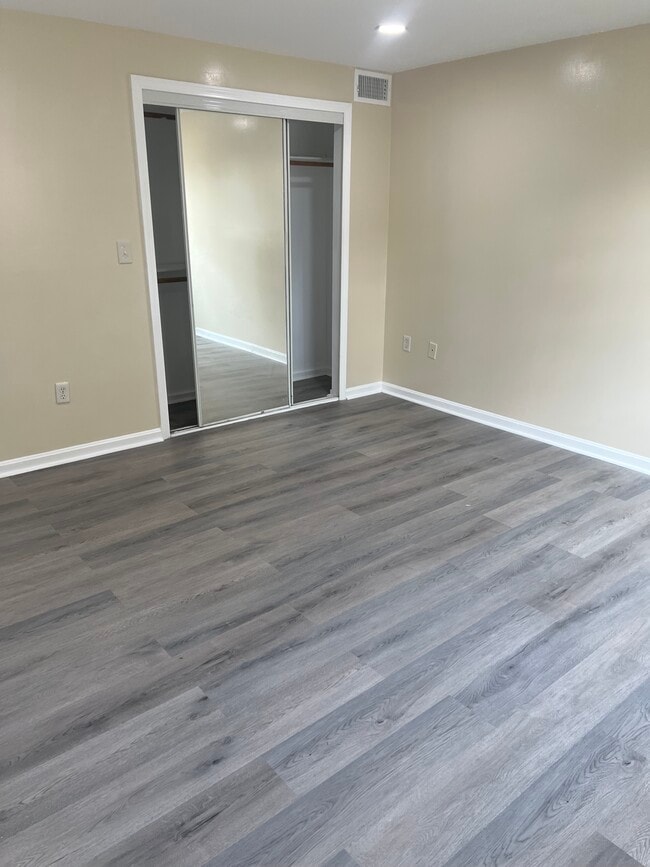 Building Photo - 4 Loveland Hill Rd