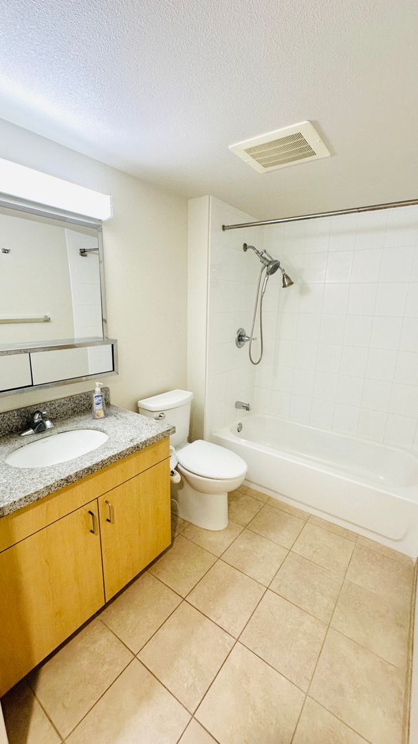 Building Photo - Diamond in the rough 1 bedroom with den in Honolulu!