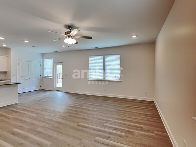 Building Photo - 1051 Highland Walk