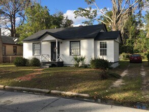 Building Photo - Single Family Home with large fenced back ...