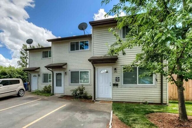 Building Photo - Updated 2BD/1BA Townhome- Move-In Ready Just in Time for Summer!