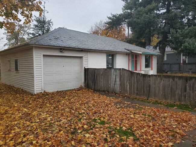 Building Photo - 2 Bedroom/ 1 Bathroom West Central Spokane Home